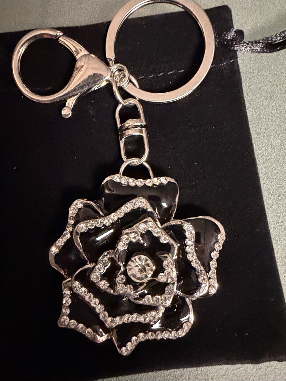 Black Crystal Rose Keychain -charm 🆕